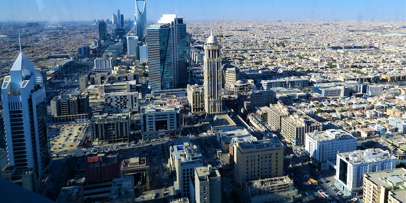 Why do Saudis all dress the same?