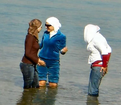 modern_muslim_girl_jordan_dead_sea