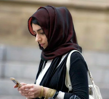 muslim_girl_with_mobile