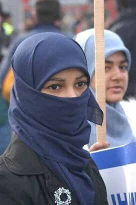 muslim_girl_with_placard