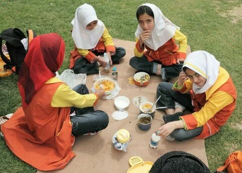 muslim_girls_sharing_meals