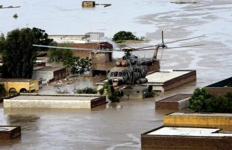 A Pakistan army helicopter evacuates stranded villagers