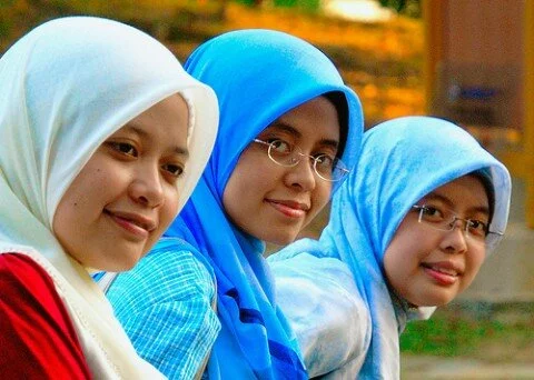 young_muslim_girls_smiling