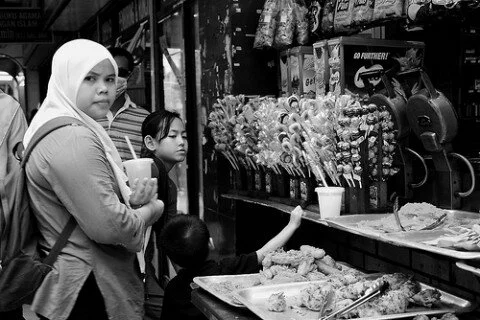 young_women_in_the_market